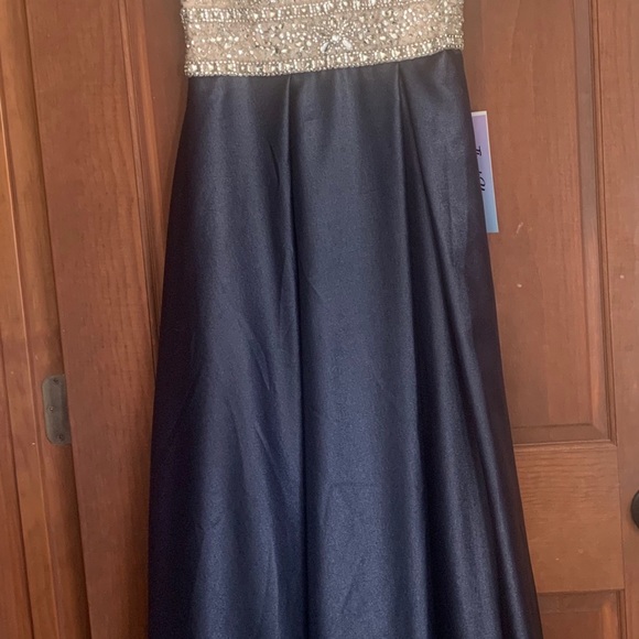 Prom/evening/ pageant gown - Picture 3 of 4